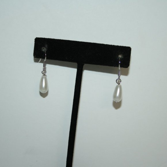 🤍 Silver & Pearl Drop Earrings · 1" · Classic Glow ✨ - Picture 3 of 4